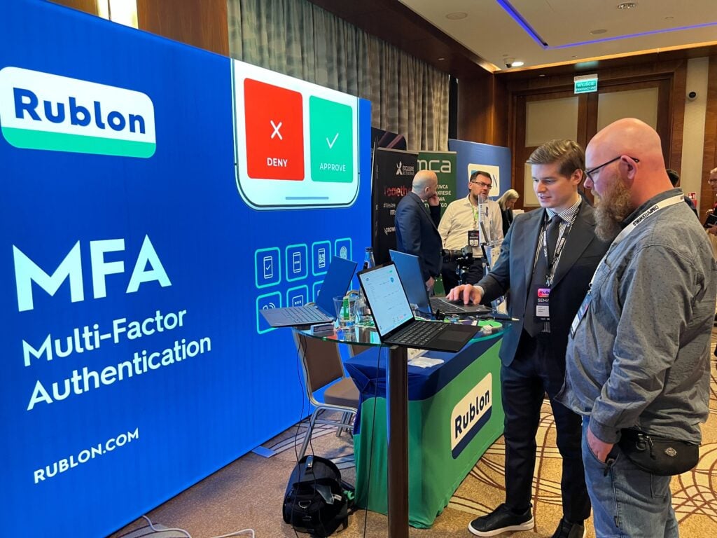 Prelegent Artur Markiewicz z ISSA Polska ogląda demonstrację rozwiązania Rublon MFA na konferencji Semafor